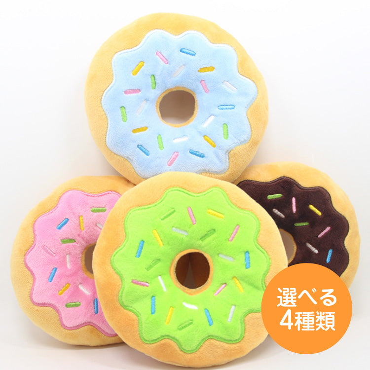 水色・ピンク・黄緑・チョコの4色のドーナツ型ぬいぐるみを積み重ねた全体カット。カラフルなスプレーチョコの刺繍入りで「選べる4種類」の表記あり